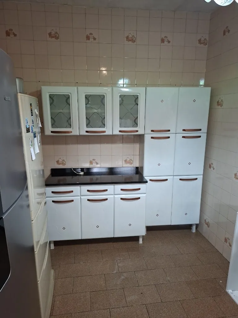 Instalação de armários de cozinha suspensos