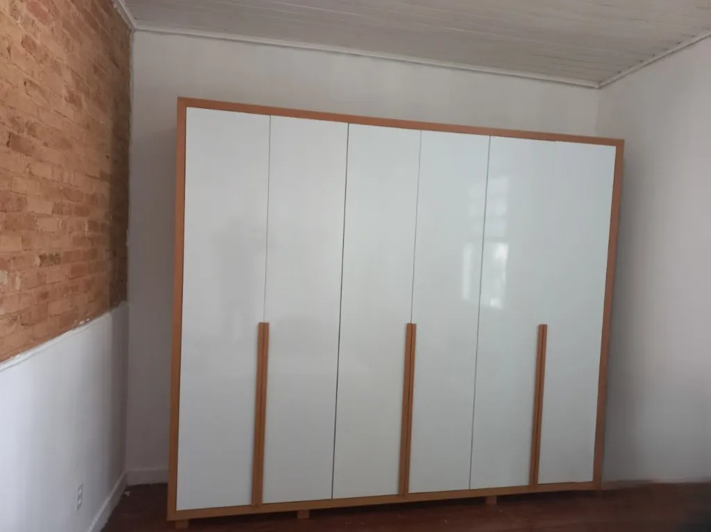Montagem de guarda-roupa de casal em MDF com puxadores de madeira