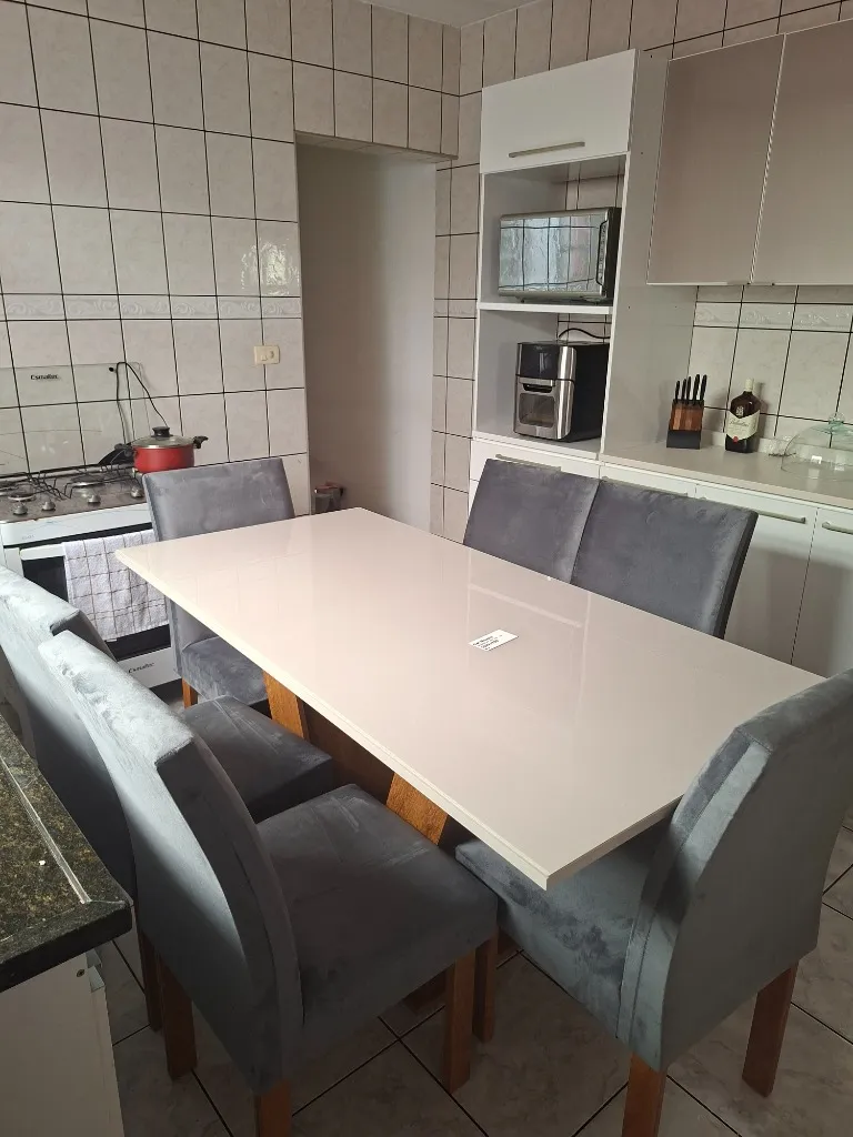 Montagem profissional de mesa de jantar