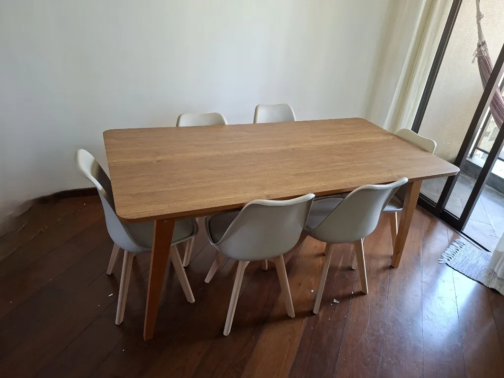 Montagem de mesa de jantar de madeira com 6 cadeiras