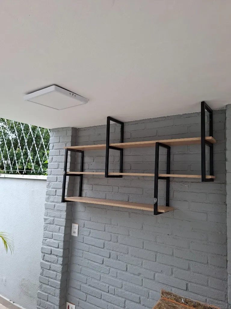 Instalação de prateleira suspensa com nível